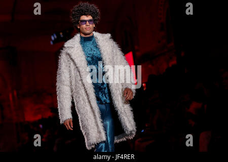 Barcelona, Spain. 28th June, 2017. A model presents a creation by Custo Barcelona during the 080 Barcelona Fashion Week, in Barcelona, Spain, June 28, 2017. Credit: Pau Barrena/Xinhua/Alamy Live News Stock Photo