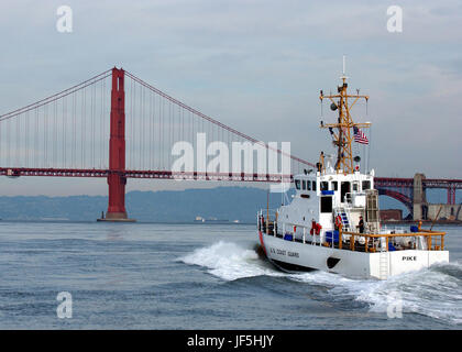 SAN FRANCISCO (Dec. 14, 2005) The Coast Guard Cutter Pike, a new 87-foot patrol boat, and its crew of eleven head toward the Golden Gate Bridge and its new home at Yerba Buena Island.  The ship recently arrived in San Francisco after traveling 4, 750 miles from Louisiana.  Its crew will conduct search and rescue, law enforcement, and Homeland Security in the San Francisco Bay, the Sacramento River Delta, and offshore.  The Pike is scheduled to be commissioned early next year. U.S. Coast Guard photo by Petty Officer 2nd Class Sabrina Arrayan. Stock Photo