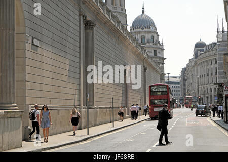 Businessman crossing Princes Street outside the Bank of England near Threadneedle Street in the financial district City of  London UK  KATHY DEWITT Stock Photo