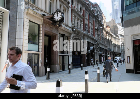 Businessmen walking along Throgmorton Street at noon in the City of London, Square Mile, financial district London EC2 England UK    KATHY DEWITT Stock Photo