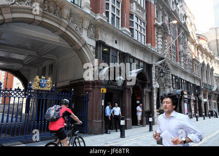 Businessmen running along Throgmorton Street at noon in the City of London, Square Mile, financial district London EC2 England UK    KATHY DEWITT Stock Photo