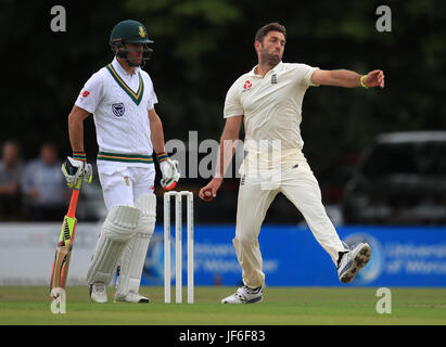 England Lions' Liam Plunkett bowls during day one of the Tour match at New Road, Worcester. Stock Photo