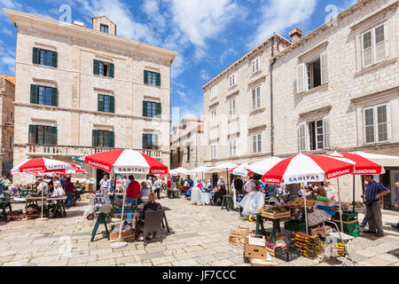 Dubrovnik Croatia Dalmatian coast craft market and souvenir stalls Open market Gundulic Square, Dubrovnik Old Town Dubrovnik, Dalmatian Coast, Croatia Stock Photo