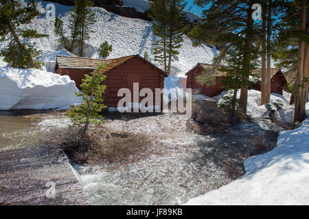 Wood cabins at the Tioga Pass Resort high in the Sierra Nevada Mountains on the Tioga pass, California Route 120 with winter snow. California , USA Stock Photo