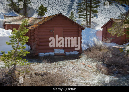 Wood cabins at the Tioga Pass Resort high in the Sierra Nevada Mountains on the Tioga pass, California Route 120 with winter snow. California , USA Stock Photo