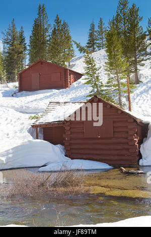 Wood cabins at the Tioga Pass Resort high in the Sierra Nevada Mountains on the Tioga pass, California Route 120 with winter snow. California , USA Stock Photo