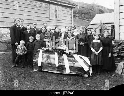 Family and relatives gathered around a coffin 33186452190 o Stock Photo