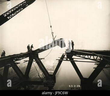 The Tyne Bridge arch nears completion 34810190660 o Stock Photo