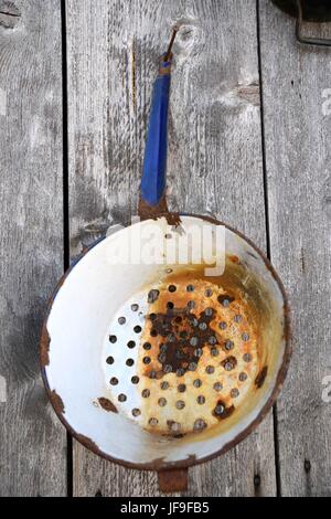 Alte Pfanne an einer Holzwand, old pan on a wooden wall Stock Photo