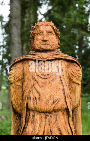 Glamis, UK. 30th June 2017. Glamis Castle launches Macbeth trail. Wooden sculpture of King Duncan from Act 1 Scene 4 of Macbeth made by Neith Art & Sculpture. Anne Johnston/Alamy Live News Stock Photo