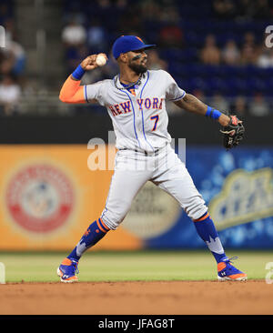 Miami Marlins continue aggressive offseason by signing former New York Mets  shortstop Jose Reyes 