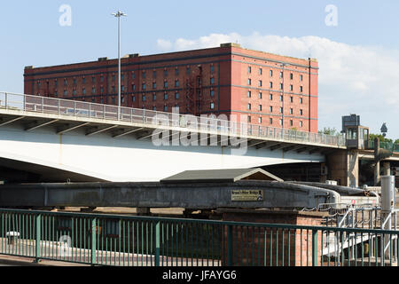 B Bond former Tobacco Warehouse (now Create Centre and Bristol Archives), with Swing Bridge in foreground, Cumberland Basin, Bristol Harbour, UK. Stock Photo