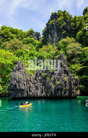 Kayaking in the crystal clear water in the Bacuit archipelago, Palawan , Philippines Stock Photo