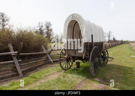 Walla Walla County, Washington: Replica Oregon Trail wagon at Whitman Mission National Historic Site. Initially founded as a monument by the National  Stock Photo