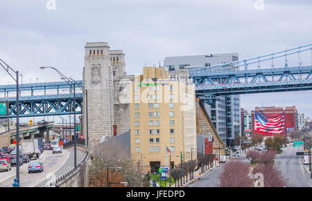 Holiday Inn Express Hotel at Benjamin Franklin Bridge in Philadelphia Stock Photo