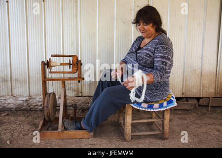 Chile, Araucania, Temuco, Mapuche, Fairly Trade, textiles, spiders of the sheep's wool, woman, Stock Photo