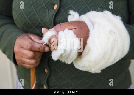 Chile, Araucania, Temuco, Mapuche, Fairly Trade, textiles, sheep's wool spin and wrap Stock Photo