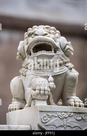 Dragon statue outside Jing'an Temple in Shanghai, China Stock Photo