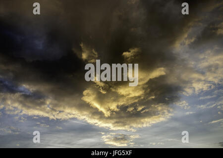 Himmel mit bedrohlicher Wolkenformation Stock Photo