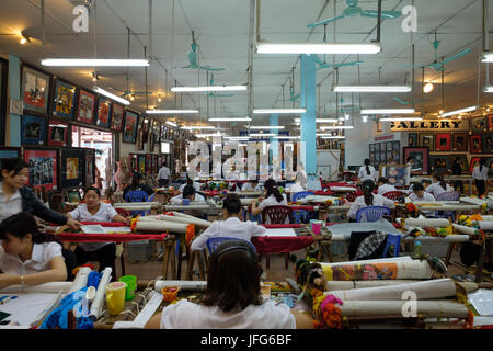 Vietnamese artisan creating a colorful tapestry at Công ty TNHH Mỹ Nghệ Hồng Ngọc workshop in Dong Trieu, Vietnam, Asia Stock Photo
