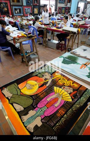Vietnamese artisan creating a colorful tapestry at Công ty TNHH Mỹ Nghệ Hồng Ngọc workshop in Dong Trieu, Vietnam, Asia Stock Photo