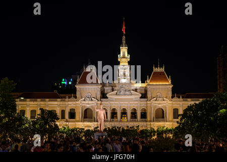 Statue of communist leader Ho Chi Minh in front of the City Hall building, Ho Chi Minh City, Vietnam, Asia Stock Photo