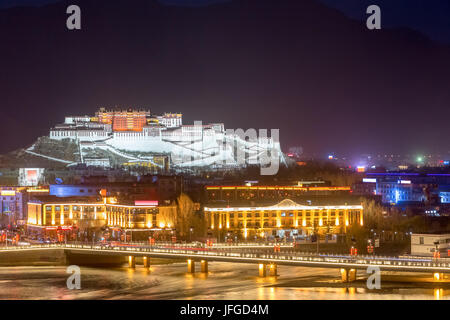 the potala palace at night Stock Photo