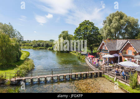 England, Hampshire, Stockbridge, The Mayfly Riverside Pub and River Test Stock Photo