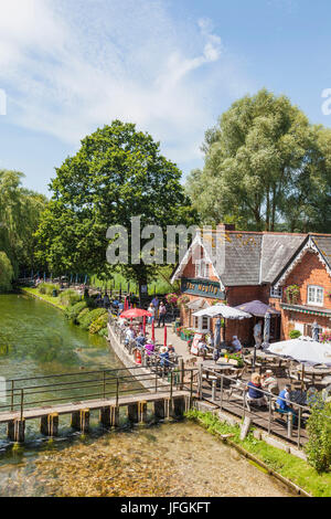 England, Hampshire, Stockbridge, The Mayfly Riverside Pub and River Test Stock Photo