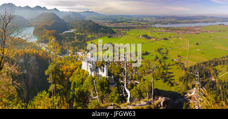 Panorama scenery in Bavaria with castle Neuschwanstein and town to Füssen with Forggensee in the Hintegrund Stock Photo