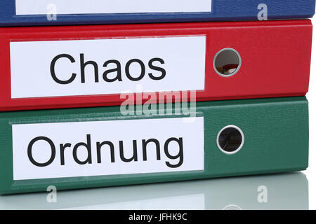 Chaos und Ordnung bei der Arbeit im Büro Business Konzept Stock Photo