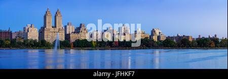 Panoramic view of Central Park West and the Jacqueline Kennedy Onassis Reservoir at dawn. Upper West Side, Manhattan, New York City Stock Photo