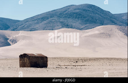 A lone hut in the desert town of Purros, Namibia Stock Photo