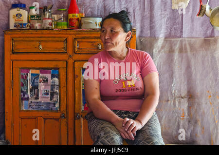 Mongolia, Central Asia, bike tour Tamir - Tsetserleg, stage 5, nomad, yurt, inside, woman Stock Photo