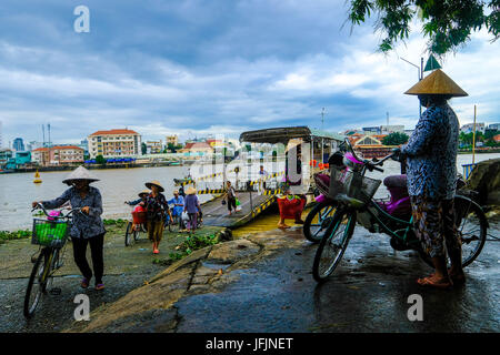 Residents, traders, street vendors going about their daily business in Can tho on the Mekong Delta, Vietnam Stock Photo