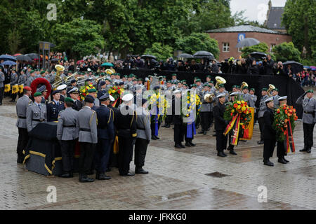 Speyer, Germany. 1st July 2017. Soldiers carry wreaths past the coffin of Helmut Kohl. A funeral mass for the former German Chancellor Helmut Kohl was held in the Cathedral of Speyer. it was attended by over 1000 invited guests and several thousand people followed the mass outside the Cathedral. Stock Photo