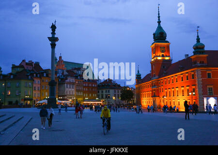 Poland, Warsaw, 1st July 2017: Tourists and visitors leave Old Town (Starowka) after rain starts and temperatures cool down. ©Madeleine Ratz/Alamy Live News Stock Photo