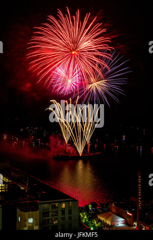 Toronto, Canada. 1st July 2017. Canada's Day firework display at the Harbourfront Centre in Toronto.  Dominic Chan/EXimages Stock Photo