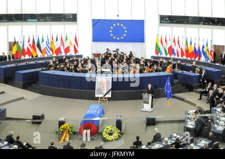 Strasbourg, France. 1st July, 2017. People attend the memorial ceremony for former German Chancellor Helmut Kohl in Strasbourg, France, on July 1, 2017. Kohl died on June 16 at 87. Credit: Claudine Girod-Boos/Xinhua/Alamy Live News Stock Photo