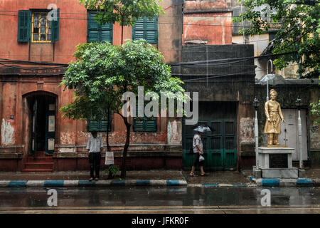 Kolkata, Indian state West Bengal. 2nd July, 2017. An Indian commuter walks through heavy rainfall in Kolkata, capital of eastern Indian state West Bengal, on July 2, 2017. Credit: Tumpa Mondal/Xinhua/Alamy Live News Stock Photo