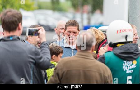 Korschenbroich, Germany. 02nd July, 2017. Former professional cyclist Jan Ullrich (C) stands on the sidewalk and is photographed by fans in Korschenbroich, Germany, during the Dusseldorf-Luttich stretch, the 2nd stage of the Tour de France, part of the UCI World Tour, 02 July 2017. Photo: Guido Kirchner/dpa/Alamy Live News Stock Photo