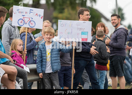 Korschenbroich, Germany. 02nd July, 2017. Antonia (L) and her brother Frederick Schlagmann standing on the sidewalk with their self-made sign and await for the arrival of the professionals in Korschenbroich, Germany, during the Dusseldorf-Luttich stretch, the 2nd stage of the Tour de France, part of the UCI World Tour, 02 July 2017. Photo: Guido Kirchner/dpa/Alamy Live News Stock Photo