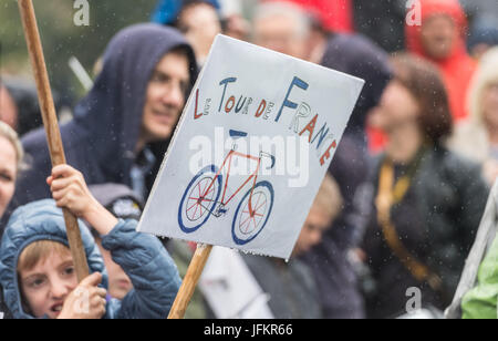 Korschenbroich, Germany. 02nd July, 2017. Children holding high a self-made sign with the inscription 'Le Tour de France' in Korschenbroich, Germany, during the Dusseldorf-Luttich stretch, the 2nd stage of the Tour de France, part of the UCI World Tour, 02 July 2017. Photo: Guido Kirchner/dpa/Alamy Live News Stock Photo