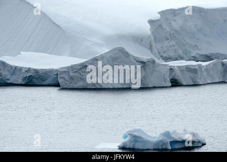 Calving glacier and large icebergs at Paradise Bay, Antarctic Peninsula Stock Photo