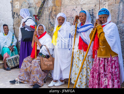 Ethiopian Orthodox worshipers waiting for the Holy fire ceremony to begin at the Ethiopian section of the Holy Sepulcher in Jerusalem Stock Photo