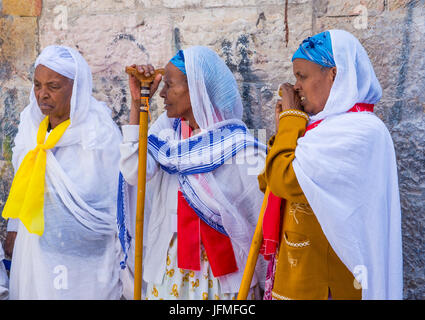 Ethiopian Orthodox worshipers waiting for the Holy fire ceremony to begin at the Ethiopian section of the Holy Sepulcher in Jerusalem Stock Photo