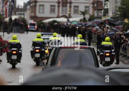 Speyer, Germany. 01st July, 2017. The hearse with the coffin of Helmut Kohl leave Cathedral Square to the graveyard. A funeral mass for the former German Chancellor Helmut Kohl was held in the Cathedral of Speyer. it was attended by over 1000 invited guests and several thousand people followed the mass outside the Cathedral. Credit: Michael Debets/Pacific Press/Alamy Live News Stock Photo