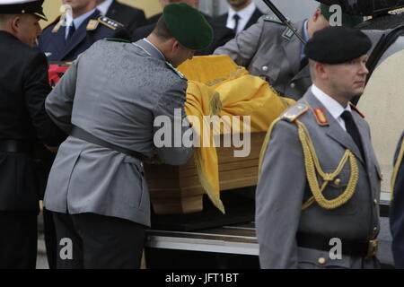 Speyer, Germany. 01st July, 2017. Soldiers load the coffin of Helmut Kohl into the hearse. A funeral mass for the former German Chancellor Helmut Kohl was held in the Cathedral of Speyer. it was attended by over 1000 invited guests and several thousand people followed the mass outside the Cathedral. Credit: Michael Debets/Pacific Press/Alamy Live News Stock Photo