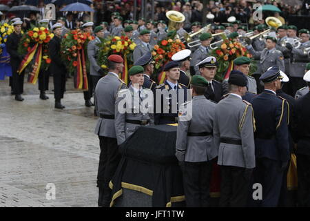 Speyer, Germany. 01st July, 2017. Soldiers carry wreaths past the coffin of Helmut Kohl. A funeral mass for the former German Chancellor Helmut Kohl was held in the Cathedral of Speyer. it was attended by over 1000 invited guests and several thousand people followed the mass outside the Cathedral. Credit: Michael Debets/Pacific Press/Alamy Live News Stock Photo