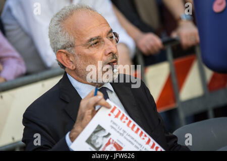 Rome, Italy. 01st July, 2017. Gad Lerner during demonstration held by the group 'Insieme' (Together), a new coalition of left-center parties in central Rome. The goal of the coalition 'Insieme' is to build dialogue, autonomous from Democratic Party leader Matteo Renzi, but also to speak with the electors and to give the progressive electorate a reference. Credit: Andrea Ronchini/PacificPress/Alamy Live News